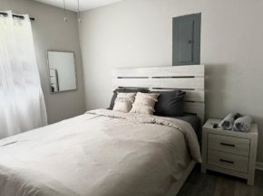 Queen Suite - Hot Tub - Home Theater - WiFi